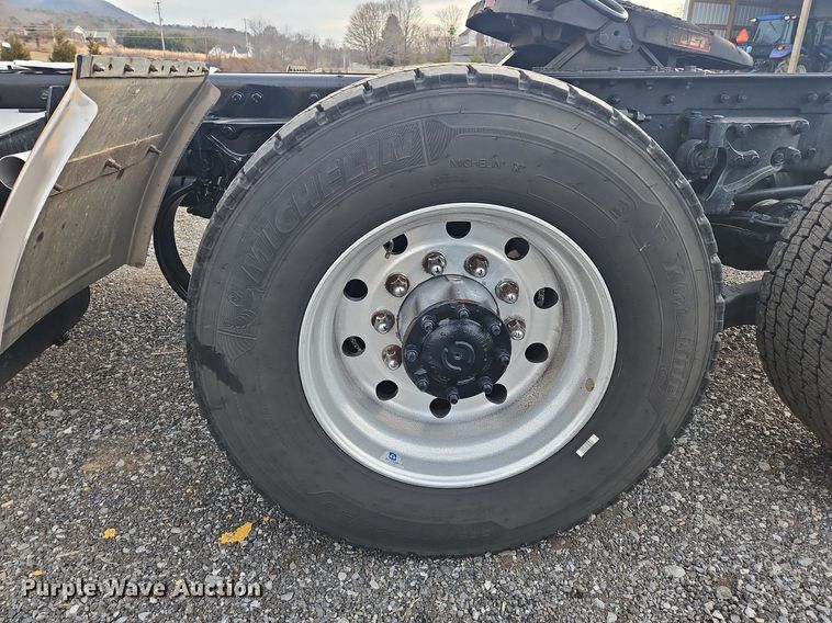 image for item NZ9140 2019 Kenworth T680 semi truck