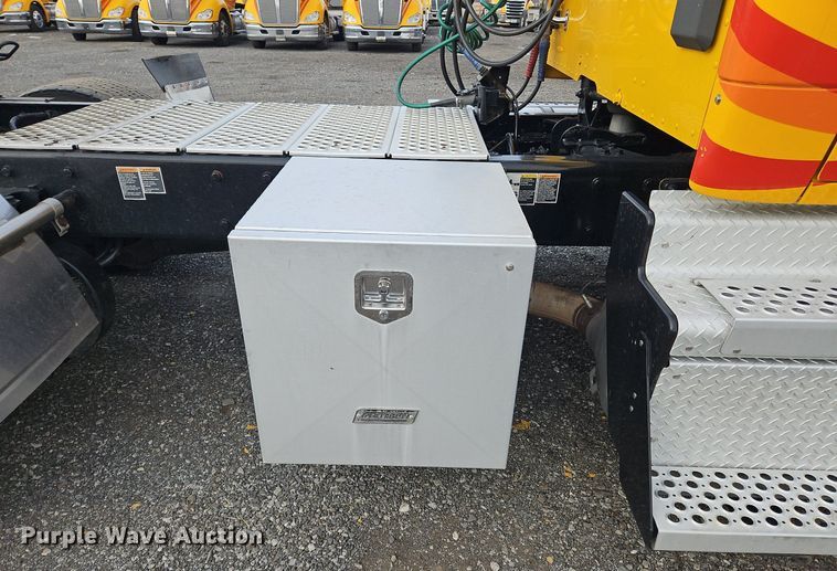 image for item NZ9141 2019 Kenworth T680 semi truck