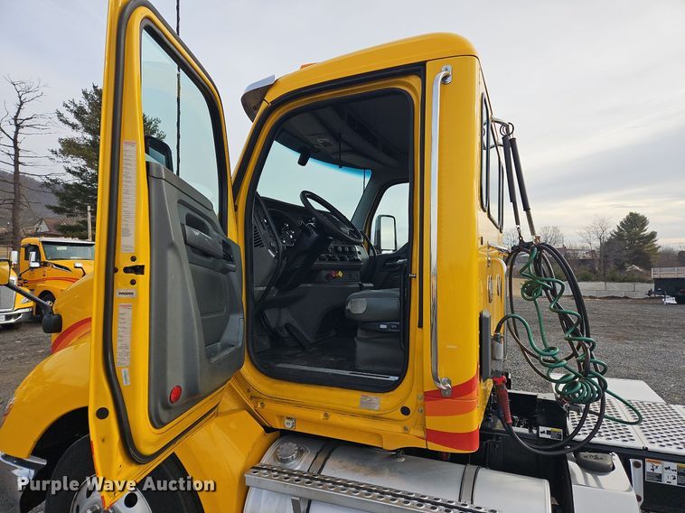 image for item NZ9141 2019 Kenworth T680 semi truck