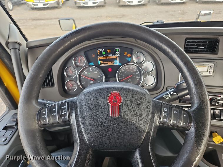 image for item NZ9141 2019 Kenworth T680 semi truck