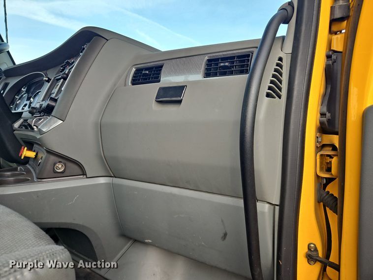 image for item NZ9141 2019 Kenworth T680 semi truck