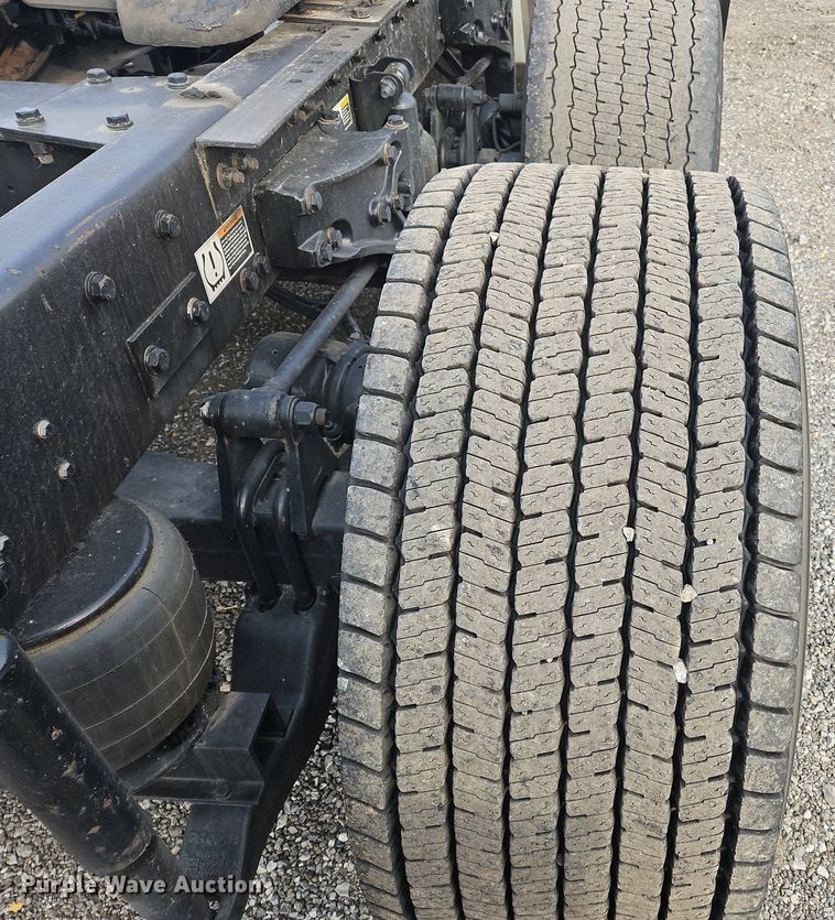 image for item NZ9141 2019 Kenworth T680 semi truck