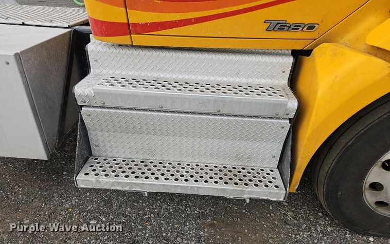 image for item NZ9142 2019 Kenworth  T680 semi truck