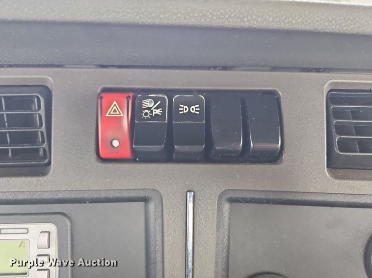 image for item NZ9142 2019 Kenworth  T680 semi truck