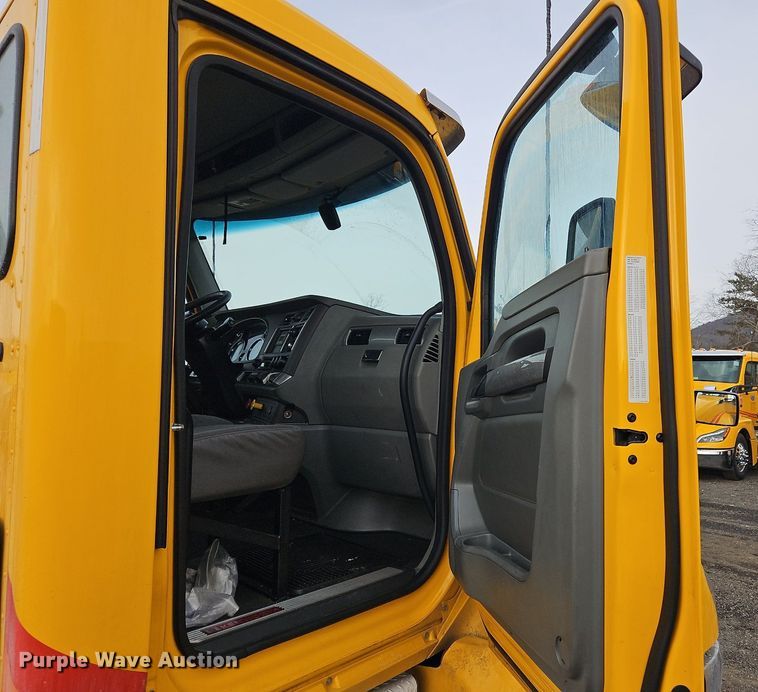 image for item NZ9142 2019 Kenworth  T680 semi truck