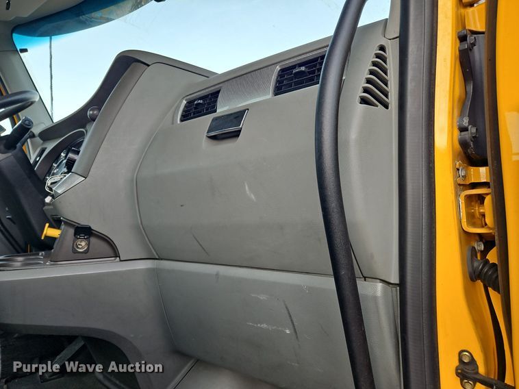 image for item NZ9142 2019 Kenworth  T680 semi truck