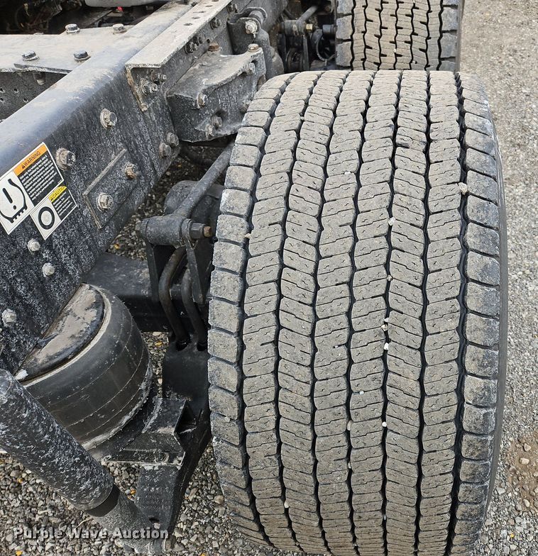 image for item NZ9142 2019 Kenworth  T680 semi truck