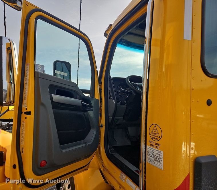 image for item NZ9143 2020 Kenworth T680 semi truck