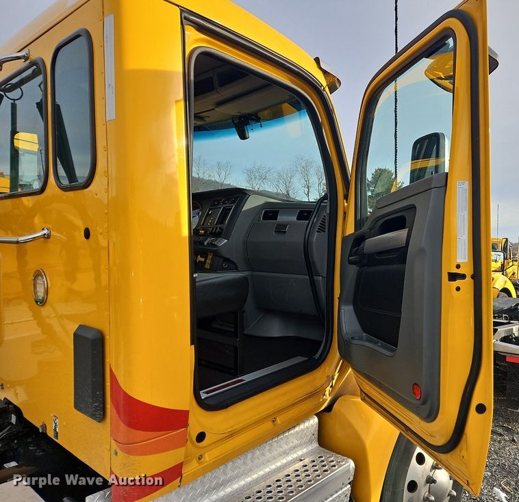 image for item NZ9143 2020 Kenworth T680 semi truck