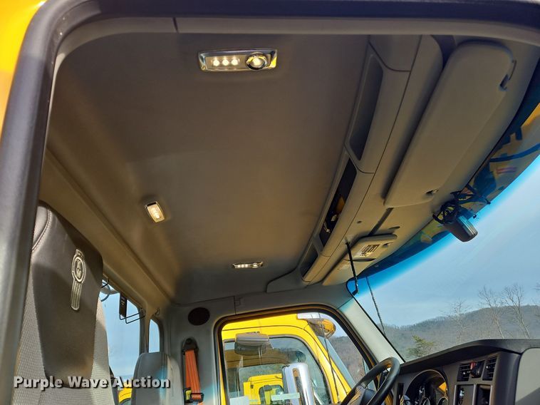 image for item NZ9143 2020 Kenworth T680 semi truck