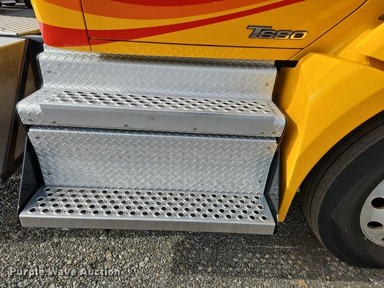 image for item NZ9144 2019 Kenworth T680 semi truck