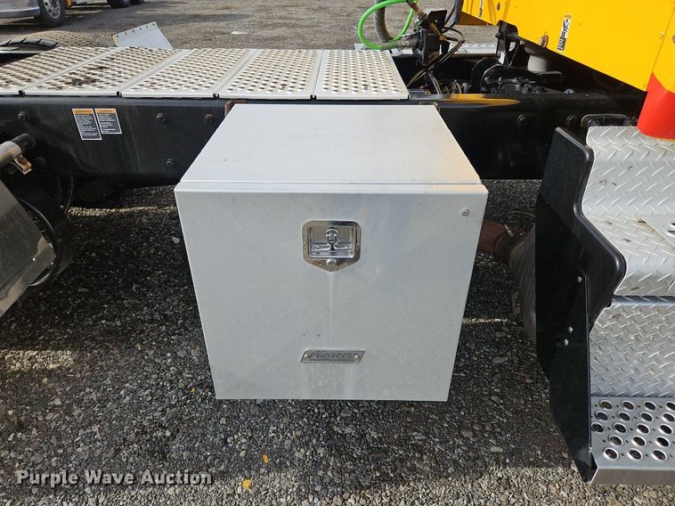 image for item NZ9144 2019 Kenworth T680 semi truck