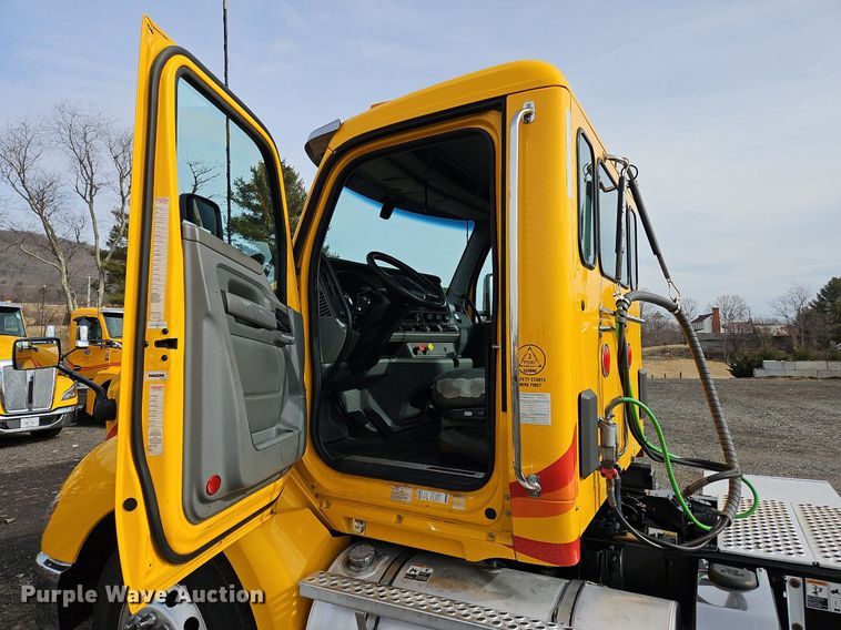 image for item NZ9144 2019 Kenworth T680 semi truck