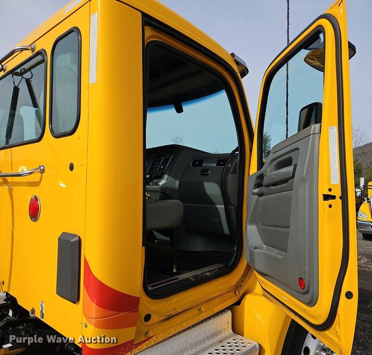 image for item NZ9144 2019 Kenworth T680 semi truck