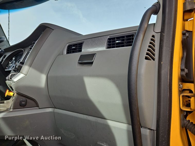 image for item NZ9144 2019 Kenworth T680 semi truck