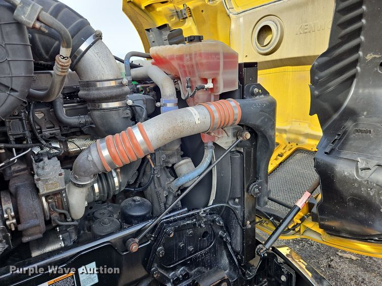 image for item NZ9144 2019 Kenworth T680 semi truck