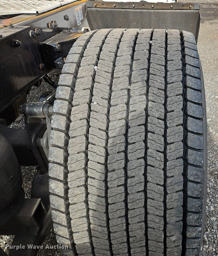 image for item NZ9144 2019 Kenworth T680 semi truck