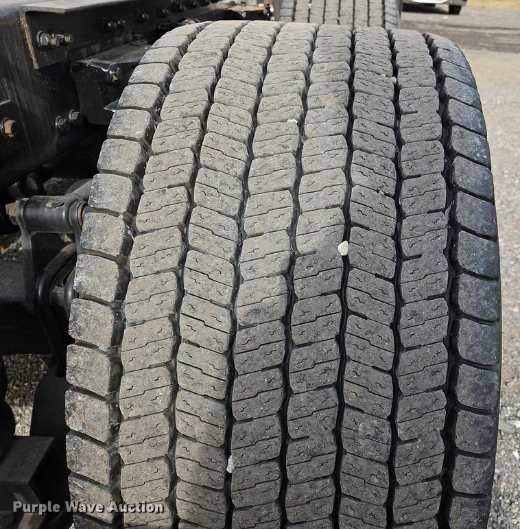 image for item NZ9144 2019 Kenworth T680 semi truck