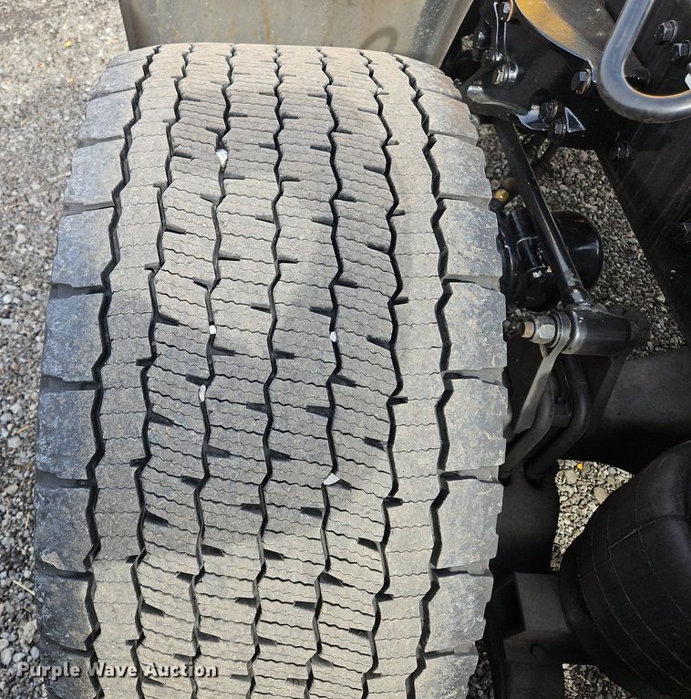 image for item NZ9144 2019 Kenworth T680 semi truck