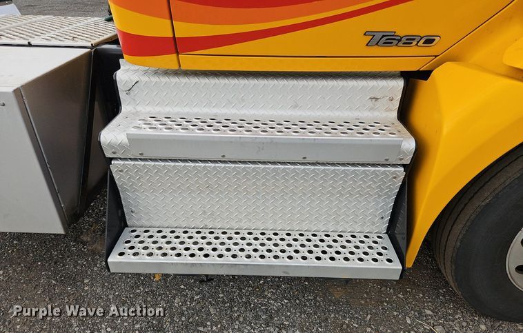 image for item NZ9145 2019 Kenworth T680 semi truck