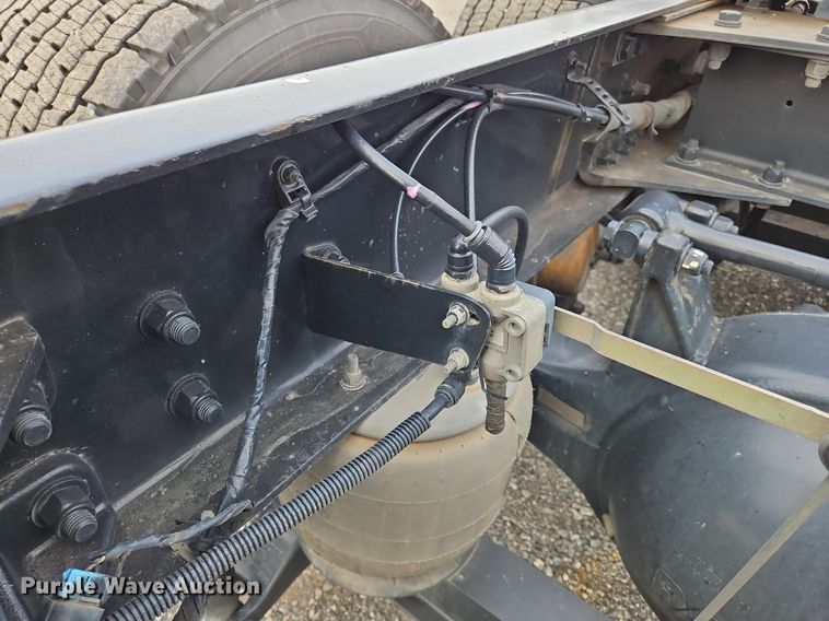 image for item NZ9145 2019 Kenworth T680 semi truck