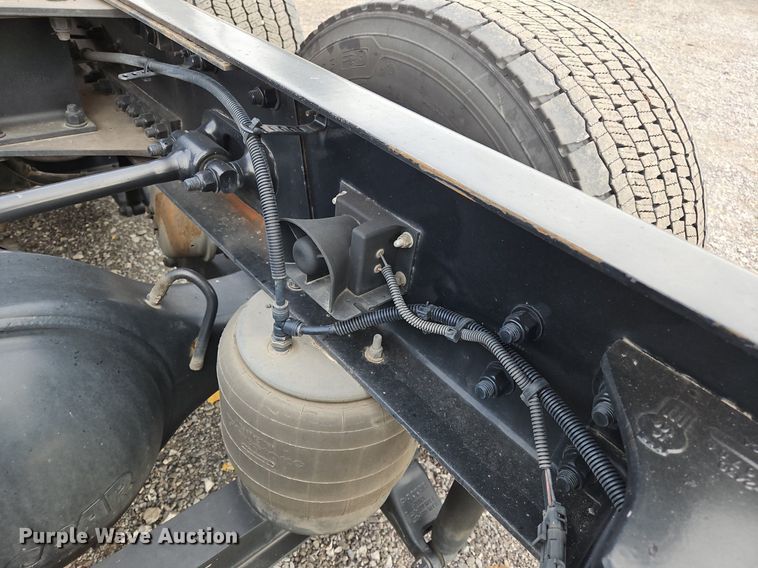 image for item NZ9145 2019 Kenworth T680 semi truck