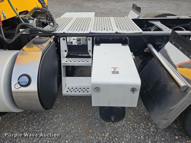 image for item NZ9145 2019 Kenworth T680 semi truck