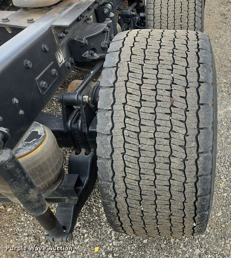 image for item NZ9145 2019 Kenworth T680 semi truck