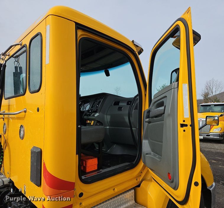 image for item NZ9146 2019 Kenworth  T680 semi truck