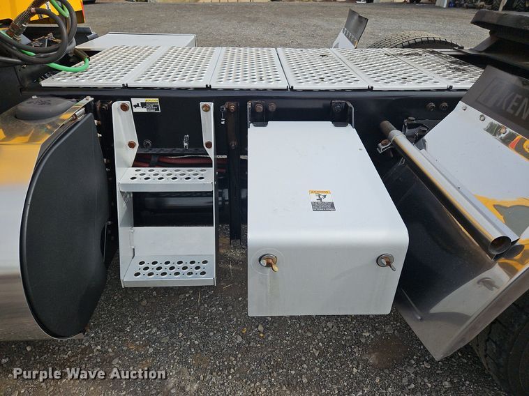 image for item NZ9147 2020 Kenworth  T680 semi truck