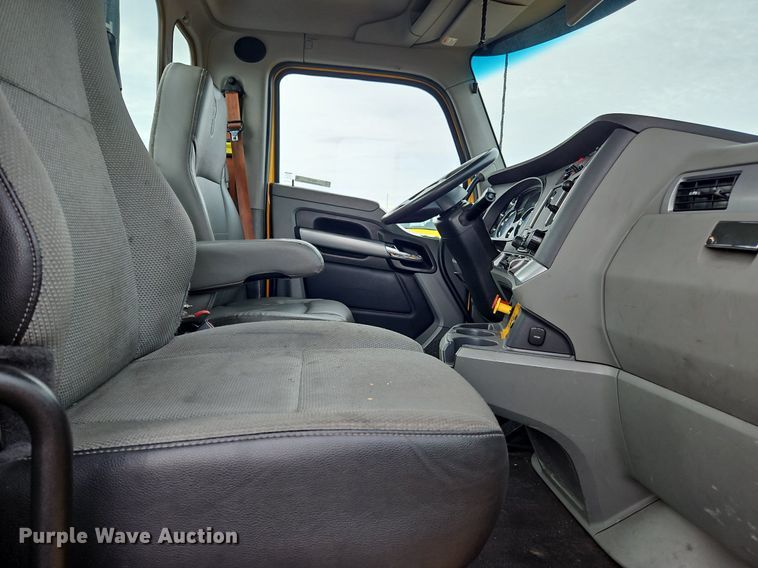 image for item NZ9147 2020 Kenworth  T680 semi truck