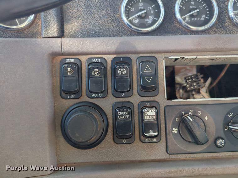 image for item OD9184 2012 Peterbilt 388 semi truck