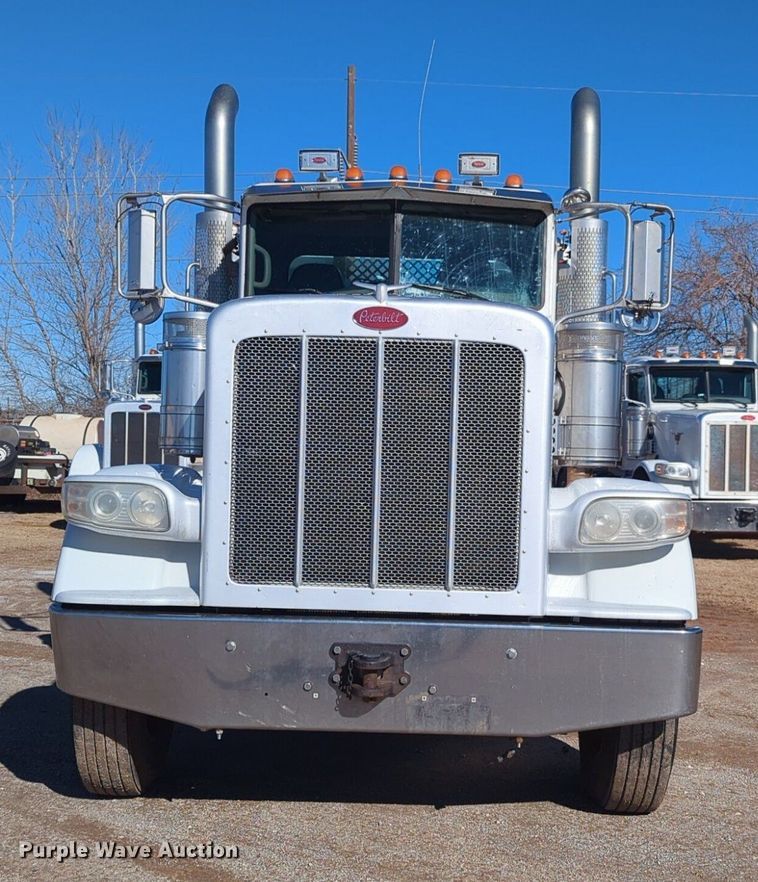 image for item OD9185 2013 Peterbilt 388 semi truck
