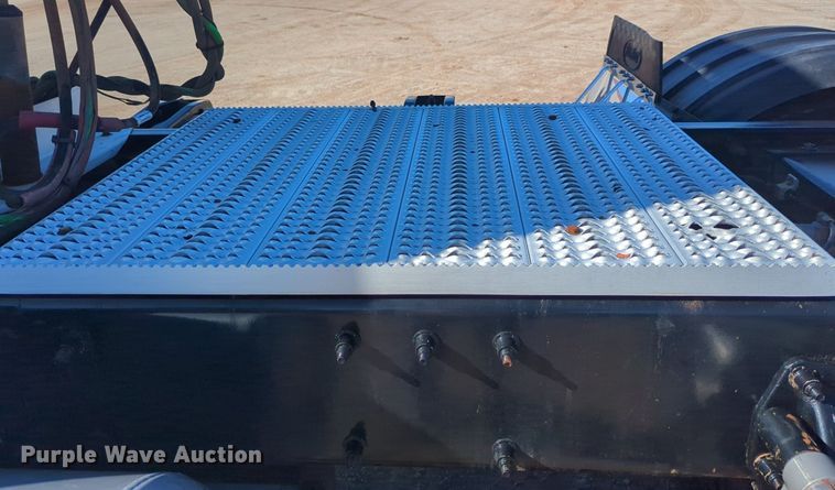 image for item OD9185 2013 Peterbilt 388 semi truck