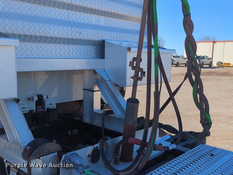 image for item OD9185 2013 Peterbilt 388 semi truck