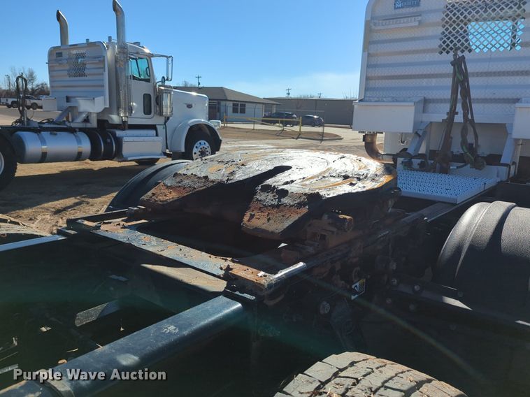 image for item OD9185 2013 Peterbilt 388 semi truck