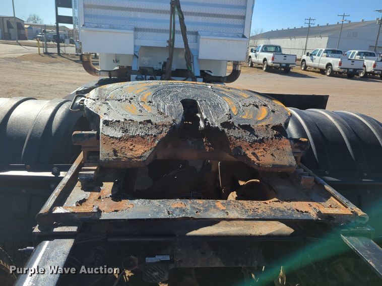 image for item OD9185 2013 Peterbilt 388 semi truck