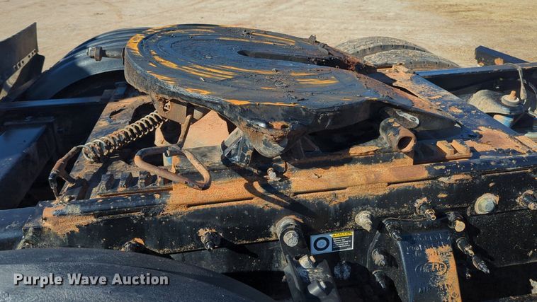 image for item OD9185 2013 Peterbilt 388 semi truck