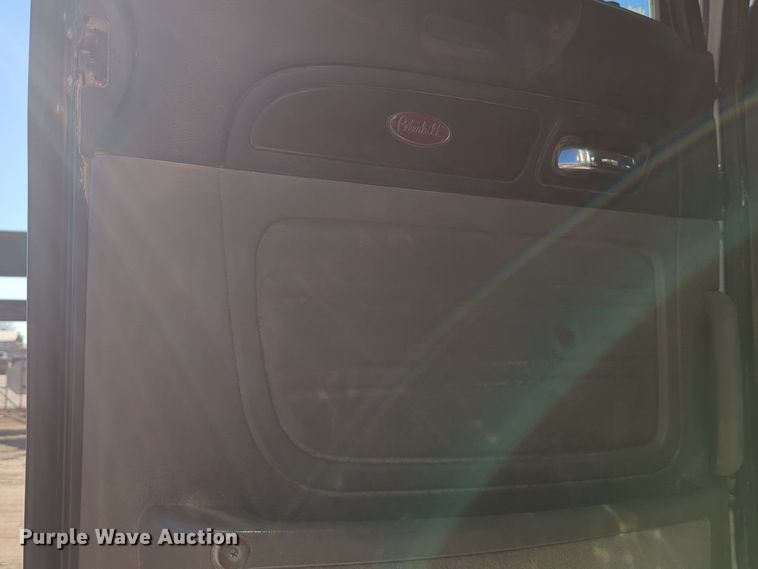 image for item OD9185 2013 Peterbilt 388 semi truck