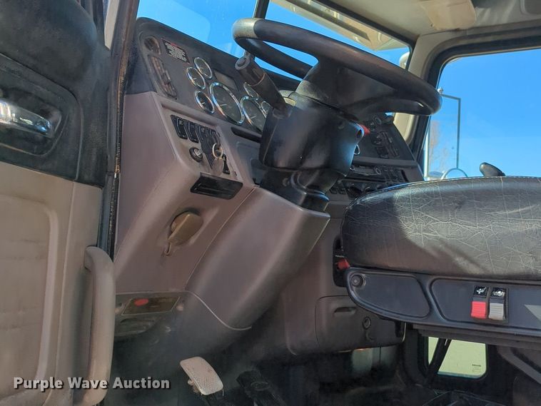 image for item OD9185 2013 Peterbilt 388 semi truck