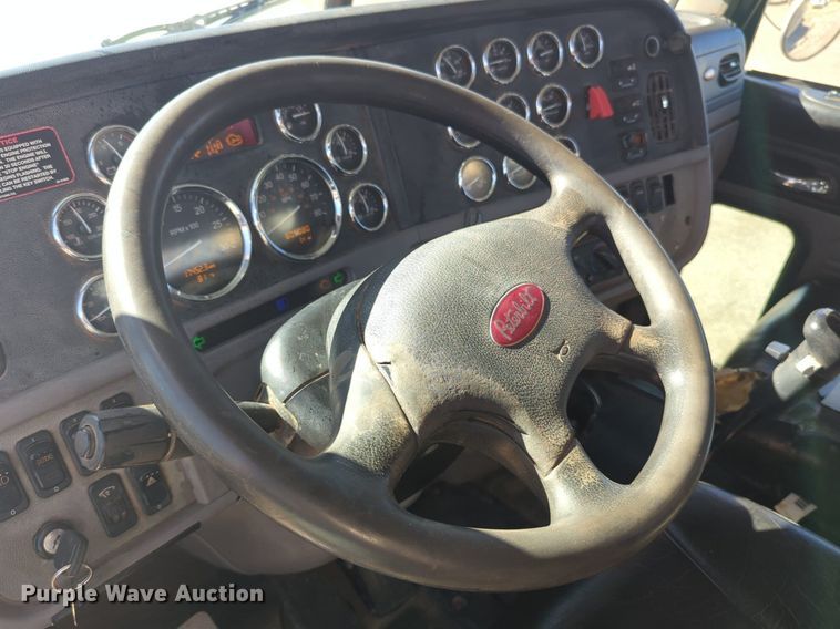 image for item OD9185 2013 Peterbilt 388 semi truck