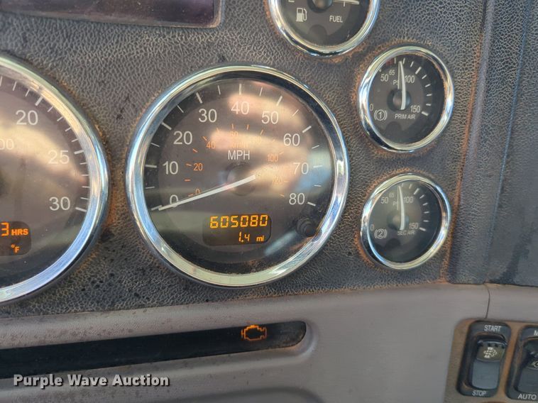 image for item OD9185 2013 Peterbilt 388 semi truck