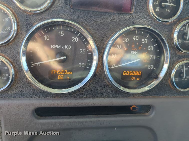 image for item OD9185 2013 Peterbilt 388 semi truck