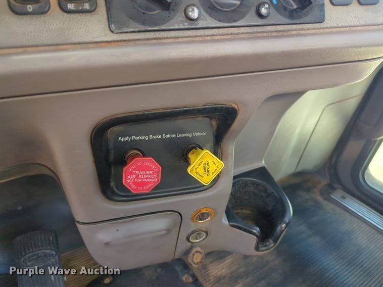 image for item OD9185 2013 Peterbilt 388 semi truck