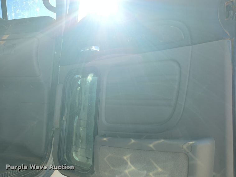 image for item OD9185 2013 Peterbilt 388 semi truck