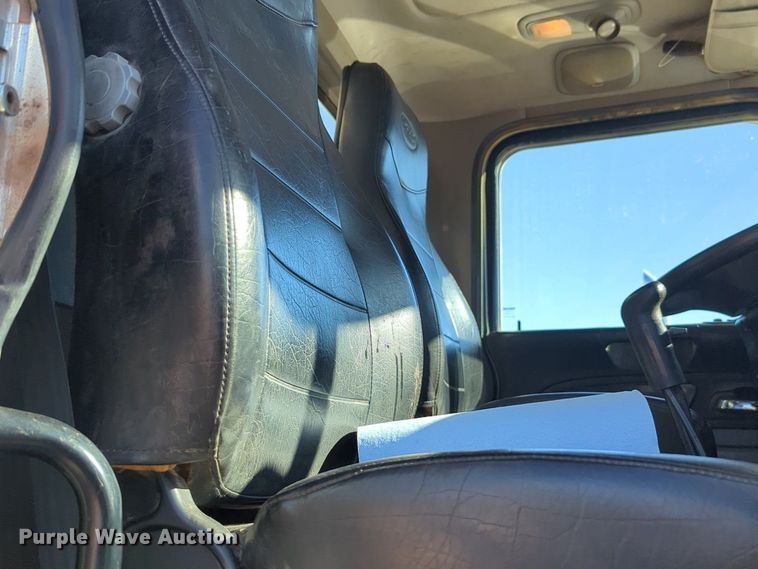 image for item OD9185 2013 Peterbilt 388 semi truck