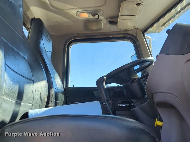 image for item OD9185 2013 Peterbilt 388 semi truck