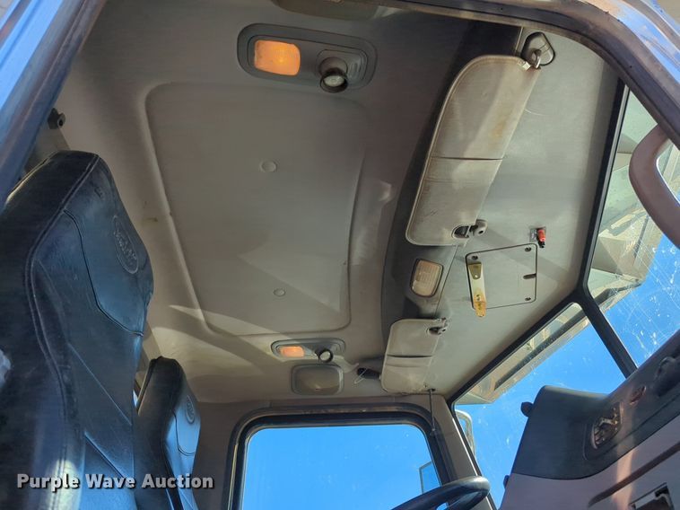 image for item OD9185 2013 Peterbilt 388 semi truck