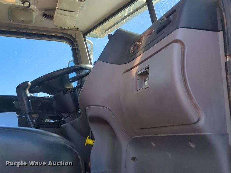 image for item OD9185 2013 Peterbilt 388 semi truck