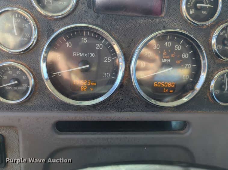 image for item OD9185 2013 Peterbilt 388 semi truck